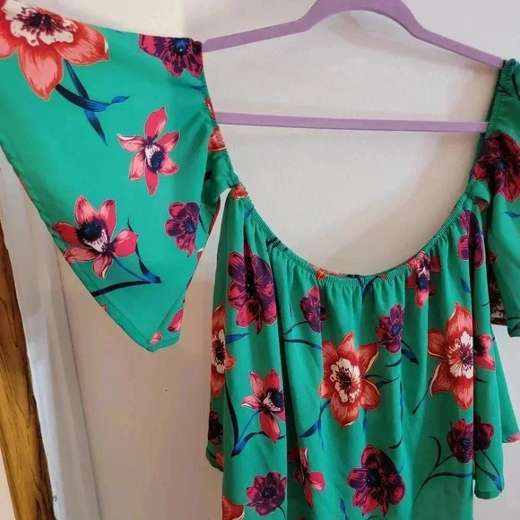 Sawyer Collection Floral Green Top - Picture 2 of 4